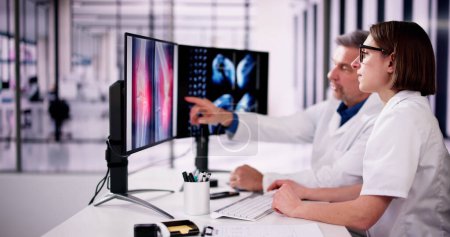 Téléchargez les photos : Médecin chirurgien regardant le balayage d'os de rayon X de genou utilisant la technologie de logiciel - en image libre de droit