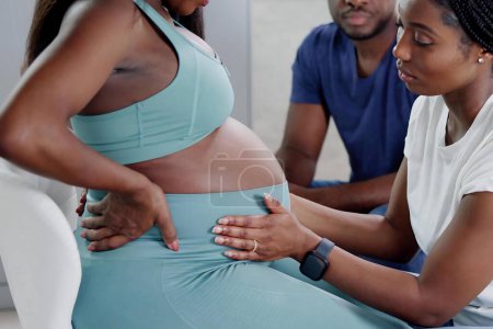 Doula américaine noire fournissant des soins à la naissance