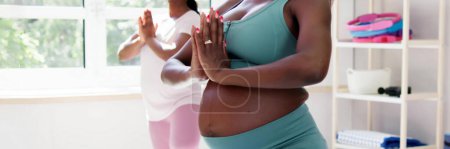 Téléchargez les photos : Groupe de femmes noires enceintes exercice dans le sport. - en image libre de droit