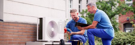 Téléchargez les photos : Technicien professionnel en climatisation Réparation d'unité de système de climatisation - en image libre de droit