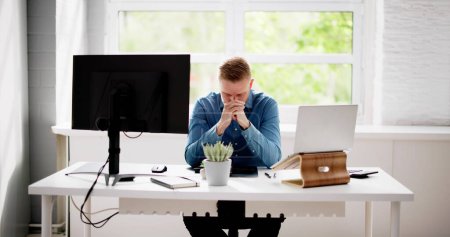 Besinnlicher Geschäftsmann am Schreibtisch Professionelle Büroangestellte betet