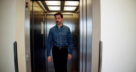 Téléchargez les photos : Jeune homme sortant d'un ascenseur - en image libre de droit