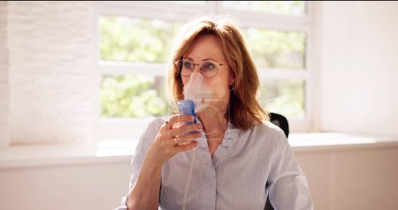 Foto de Respiración del paciente con asma usando máscara de oxígeno y nebulizador de EPOC - Imagen libre de derechos