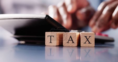 Téléchargez les photos : Impôt sur le revenu et fiscalité. Revenus gagnés et vente de biens - en image libre de droit