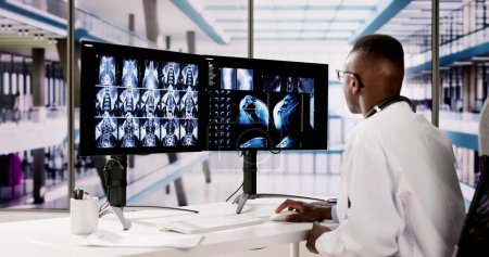 Arzt Screening Knieknochen Röntgenbild auf Computer
