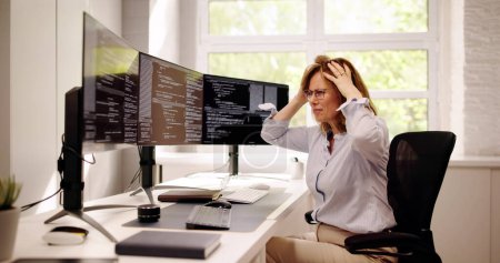 femme malheureuse programmeuse triste développeur dans le logiciel de codage de stress sur l'ordinateur