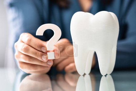 Téléchargez les photos : Un dentiste souriant répond aux questions des patients sur l'émail dentaire - en image libre de droit