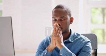 Mujer africana que busca la fe a través de la oración reza fervientemente