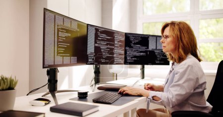 Programmeur de logiciel ou femme de codeur utilisant l'ordinateur de bureau