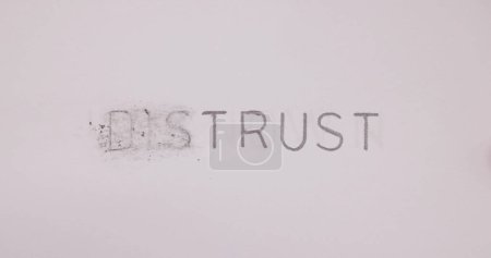 Foto de Desconfíe de Word Change To Trust. Elección y confianza de los socios - Imagen libre de derechos