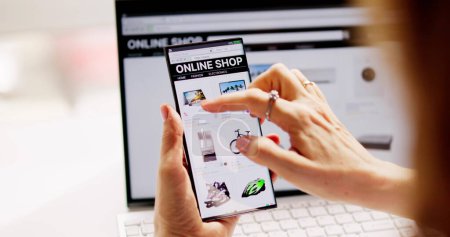 Téléchargez les photos : Boutique du site de commerce électronique en ligne Shopping sur ordinateur portable - en image libre de droit