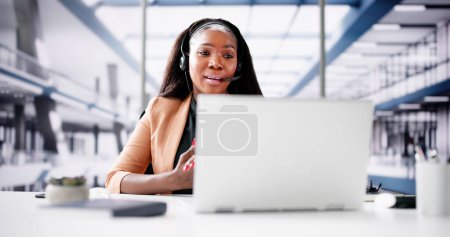 Virtuelles Geschäftstreffen mit Bürocomputer. Abgelegenes Personal