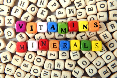 primer plano de las letras vitaminas y minerales