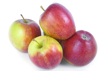 Téléchargez les photos : Gros plan des pommes rouges isolées sur wwhite - en image libre de droit
