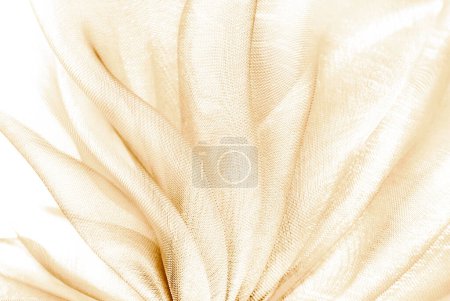 Foto de Primer plano de la tela de organza de color melocotón cremoso ondulado - Imagen libre de derechos