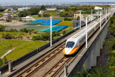 Taichung, Taiwán - 01 de noviembre de 2022: Tren de alta velocidad de Taiwán en el campo de Taichung