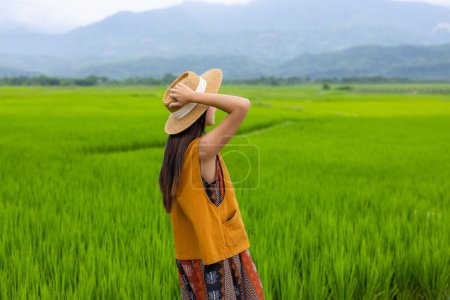 Foto de Chica joven caminando en el campo de arroz en Yuli de Taiwán - Imagen libre de derechos