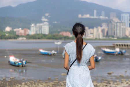 Téléchargez les photos : Vue arrière de la femme regarder la mer à Bali de Taiwan - en image libre de droit