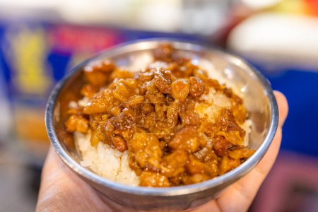 Téléchargez les photos : Nourriture de rue locale taïwanaise riz de porc haché - en image libre de droit