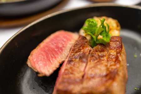Téléchargez les photos : Steak juteux tranché dans l'assiette au restaurant - en image libre de droit