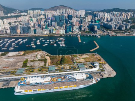 Foto de Kwun Tong, Hong Kong - 12 de diciembre de 2021: Vista superior del edificio de la terminal de cruceros en la ciudad de Hong Kong - Imagen libre de derechos