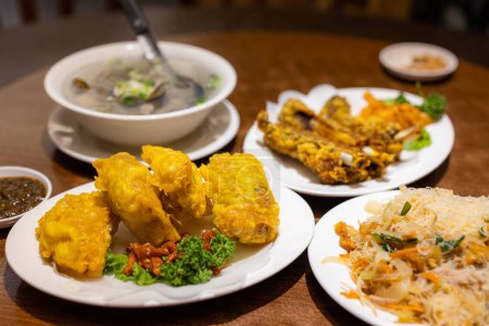 Téléchargez les photos : Restaurant de cuisine traditionnelle taïwanaise avec porc frit et soupe - en image libre de droit