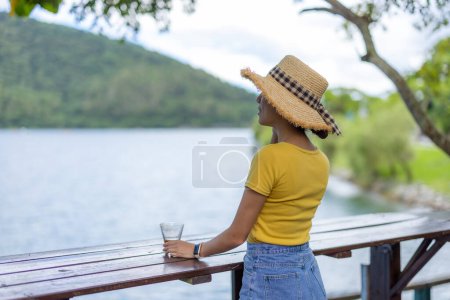Foto de Mujer disfrutar de la vista natural en la cafetería al aire libre - Imagen libre de derechos