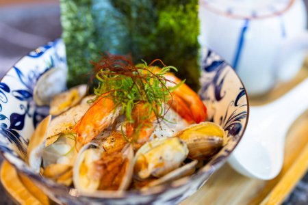 Téléchargez les photos : Bol de nouilles aux fruits de mer au restaurant - en image libre de droit