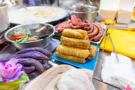 Téléchargez les photos : Nourriture de rue locale taïwanaise avec saucisse de tofu et viande - en image libre de droit