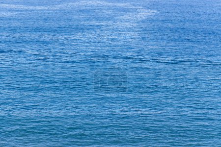 Téléchargez les photos : Modèle de vague d'eau de surface de la mer en couleur bleue - en image libre de droit