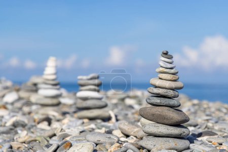 Téléchargez les photos : Empilement de pierres sur la plage de la mer - en image libre de droit