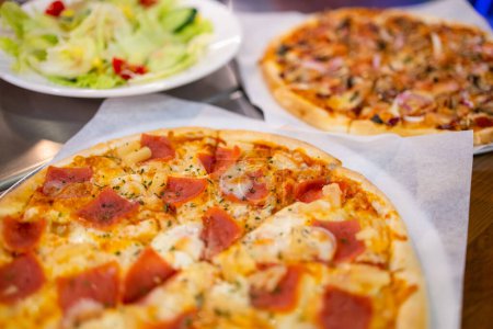 Téléchargez les photos : Pizza sur assiette sur table en bois avec ingrédients - en image libre de droit