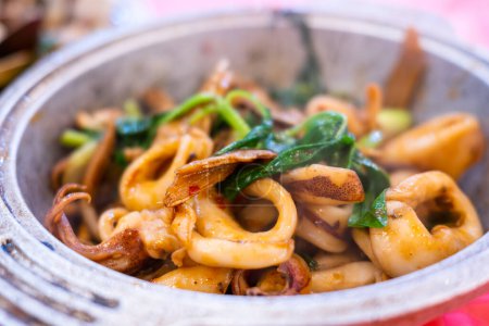 Foto de Cocina taiwanesa freír calamares con salsa - Imagen libre de derechos