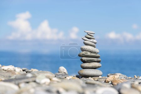 Téléchargez les photos : Empilement de pierres sur la plage de la mer - en image libre de droit
