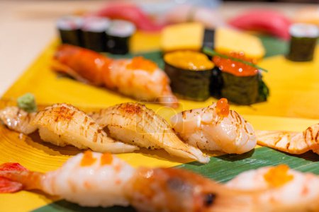 Téléchargez les photos : Assortiment de sushis japonais au restaurant - en image libre de droit