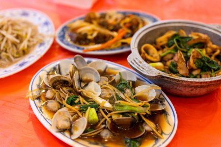Foto de Cocina local taiwanesa con diferentes platos en la tienda de mariscos - Imagen libre de derechos