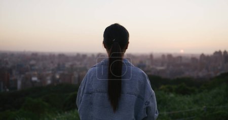 Foto de Mujer mira la ciudad por la noche - Imagen libre de derechos