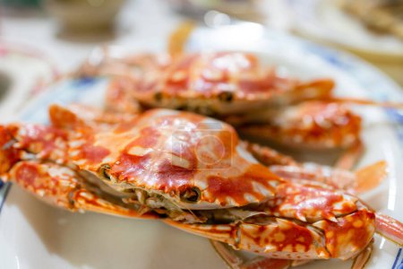 Foto de Plato de cangrejo recién cocinado en restaurante de mariscos - Imagen libre de derechos