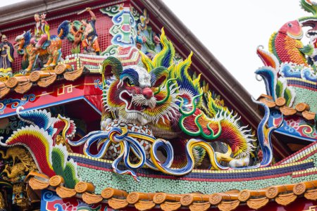 Téléchargez les photos : Statue de dragon sur la tuile du toit dans le temple chinois - en image libre de droit