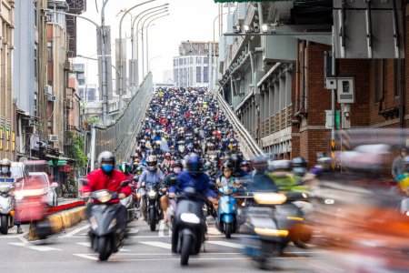 Foto de Taipei, Taiwán - 08 de diciembre de 2022: - Multitud de scooter en la ciudad de taipei - Imagen libre de derechos