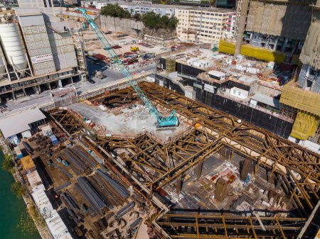 Foto de Yau Tong, Hong Kong - 12 de diciembre de 2021: Vista de arriba hacia abajo del sitio de construcción en la ciudad de Hong Kong - Imagen libre de derechos