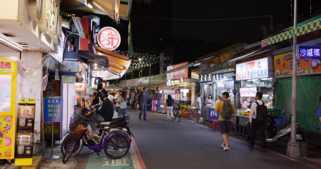 Foto de Taipei, Taiwan - 01 September 2022: Shida Night Market in Taipei city - Imagen libre de derechos