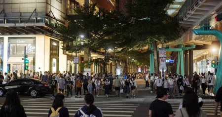 Foto de Taipei, Taiwán - 19 de septiembre de 2022: El distrito de Xinyi en la ciudad de Taipei, la gente cruza la calle - Imagen libre de derechos