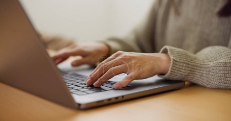 Téléchargez les photos : Travail de femme sur ordinateur portable sur bureau - en image libre de droit