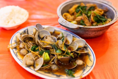 Téléchargez les photos : Cuisine locale taïwanaise avec différents plats dans le magasin de fruits de mer - en image libre de droit