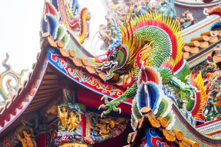 Foto de Estatua de dragón en el azulejo del techo en templo chino - Imagen libre de derechos