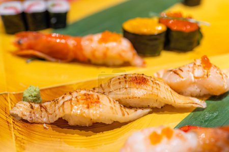 Téléchargez les photos : Assortiment de sushis japonais au restaurant - en image libre de droit