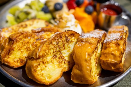 Téléchargez les photos : Griller le pain grillé avec des œufs et des fruits dans le café - en image libre de droit