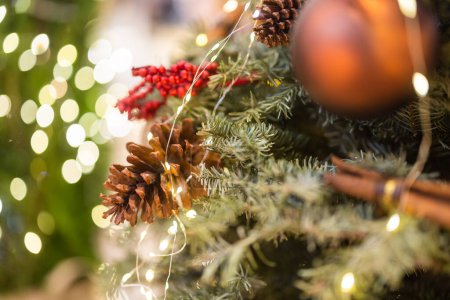 Foto de Decoración de Navidad colgando del árbol - Imagen libre de derechos