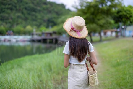 Téléchargez les photos : Femme aller à la campagne avec la vue sur le lac - en image libre de droit
